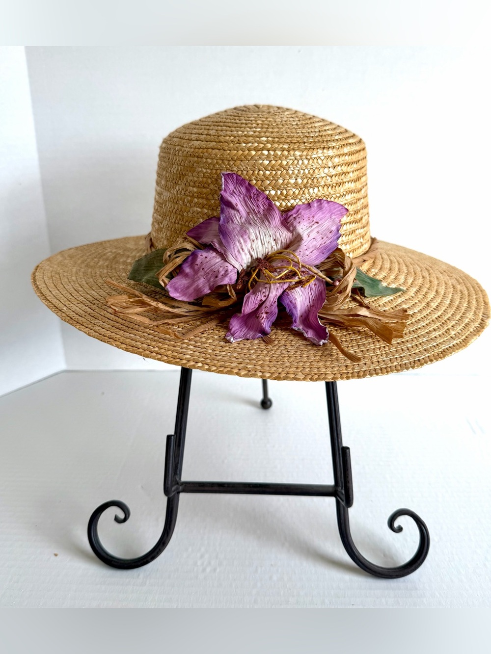 Beach Garden Boater Style Straw Sun Hat w/Purple Lily Flower & Tan Raffia Accent